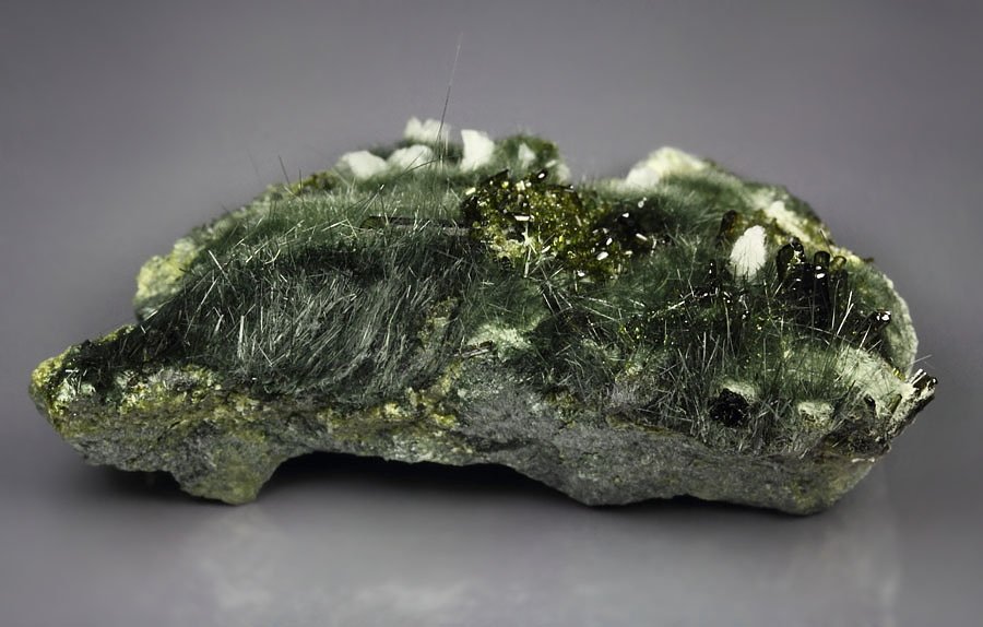 AMPHIBOLE GROUP var. BYSSOLITE, EPIDOTE, ALBITE