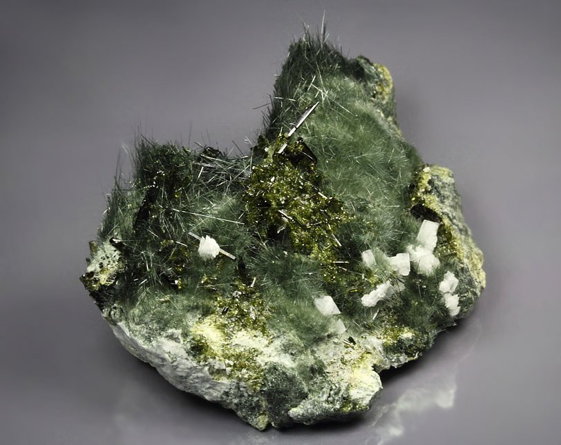 AMPHIBOLE GROUP var. BYSSOLITE, EPIDOTE, ALBITE