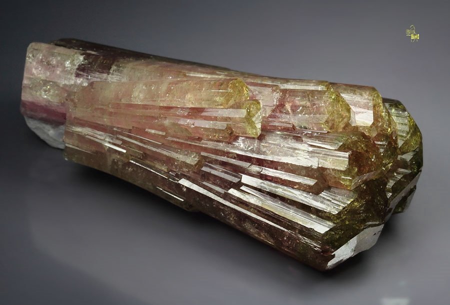 gem TOURMALINE var. ELBAITE bi-terminated, MUSCOVITE