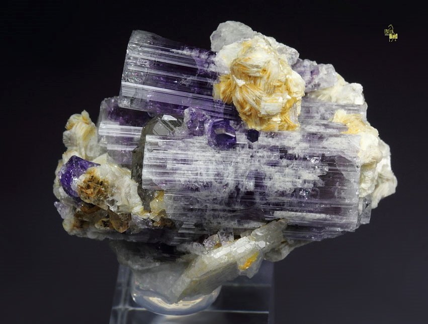 gem FLUORAPATITE bi-terminated, ALBITE