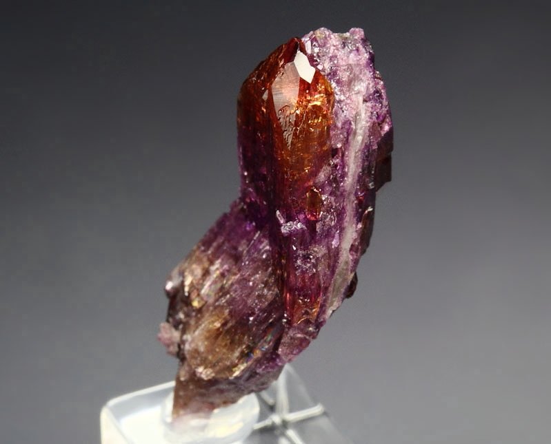 gem VESUVIANITE var. MANGANOAN bi-color