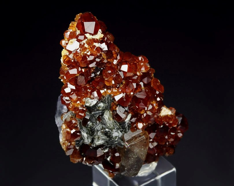 gem GARNET var. SPESSARTINE, QUARTZ, MUSCOVITE, FLUORITE