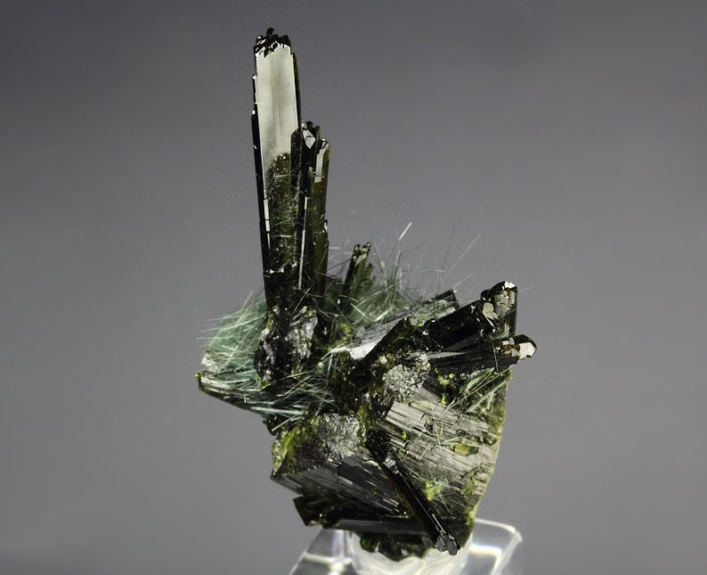 EPIDOTE, AMPHIBOLE GROUP var. BYSSOLITE