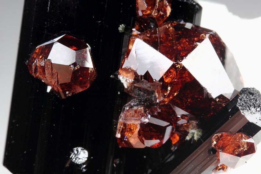 gem GARNET var. SPESSARTINE, TOURMALINE var. SCHORL, ALBITE