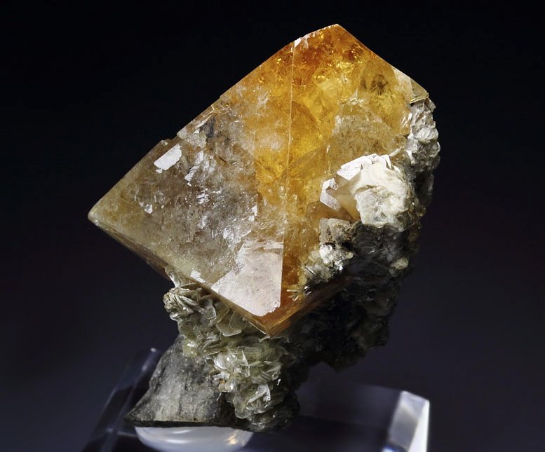 gem SCHEELITE, CALCITE, MUSCOVITE