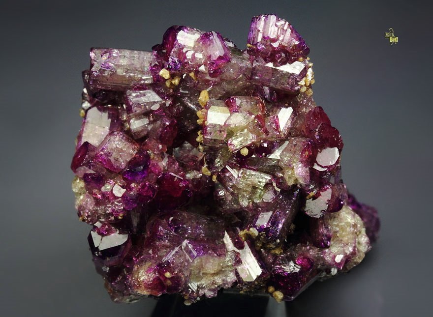 gem VESUVIANITE var. MANGANOAN