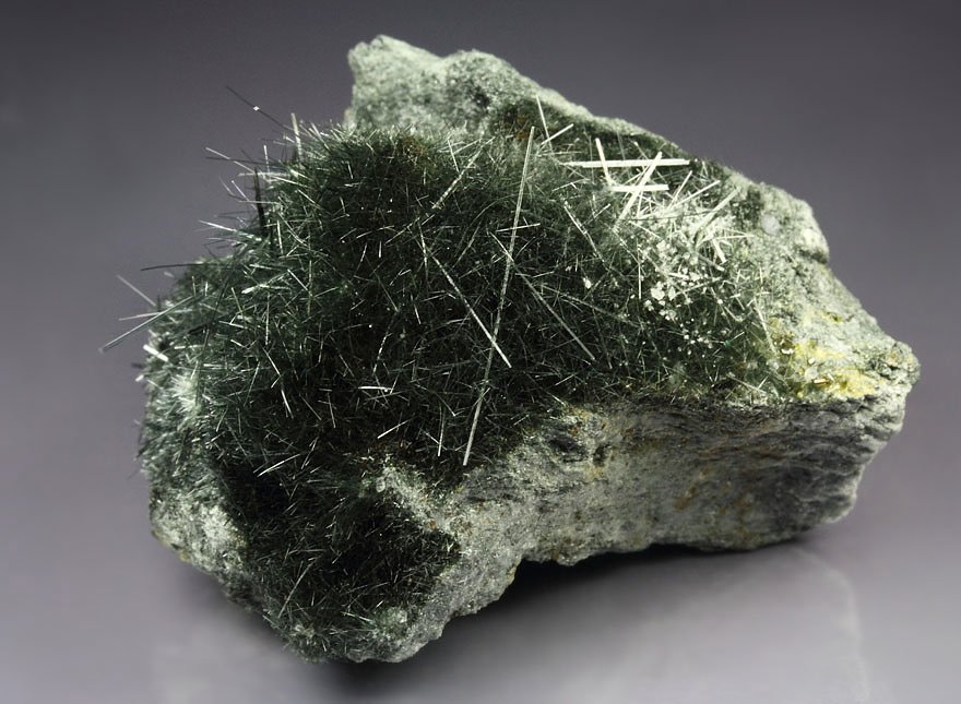 AMPHIBOLE GROUP var. BYSSOLITE, EPIDOTE, ALBITE