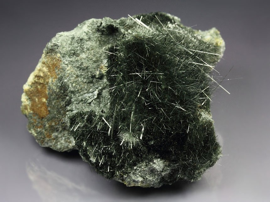 AMPHIBOLE GROUP var. BYSSOLITE, EPIDOTE, ALBITE