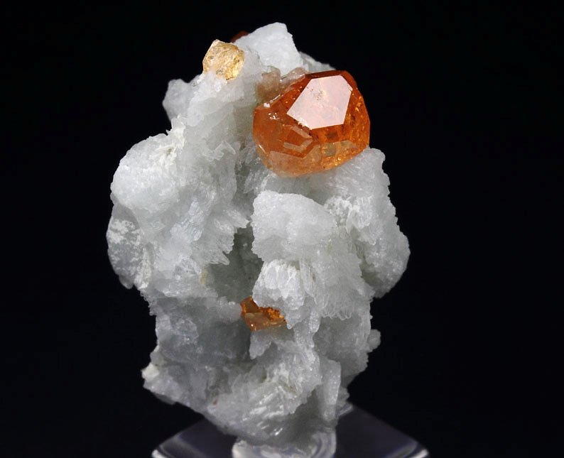 gem GARNET var. SPESSARTINE, ALBITE var. CLEAVELANDITE