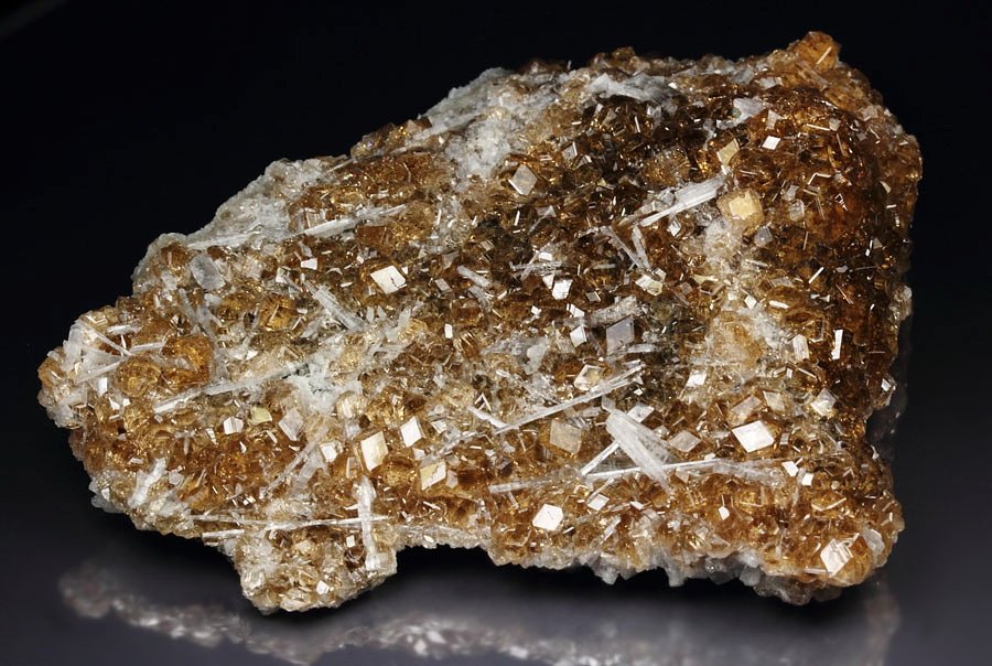 gem GARNET var. GROSSULAR, PECTOLITE