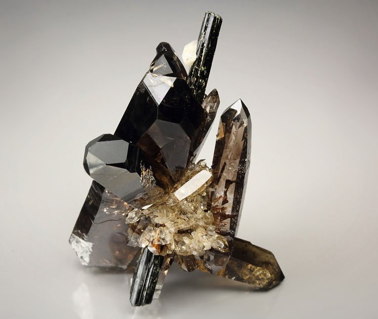 bi-terminated QUARTZ var. SMOKY with EPIDIDYMITE inclusions, AEGIRINE, MICROCLINE