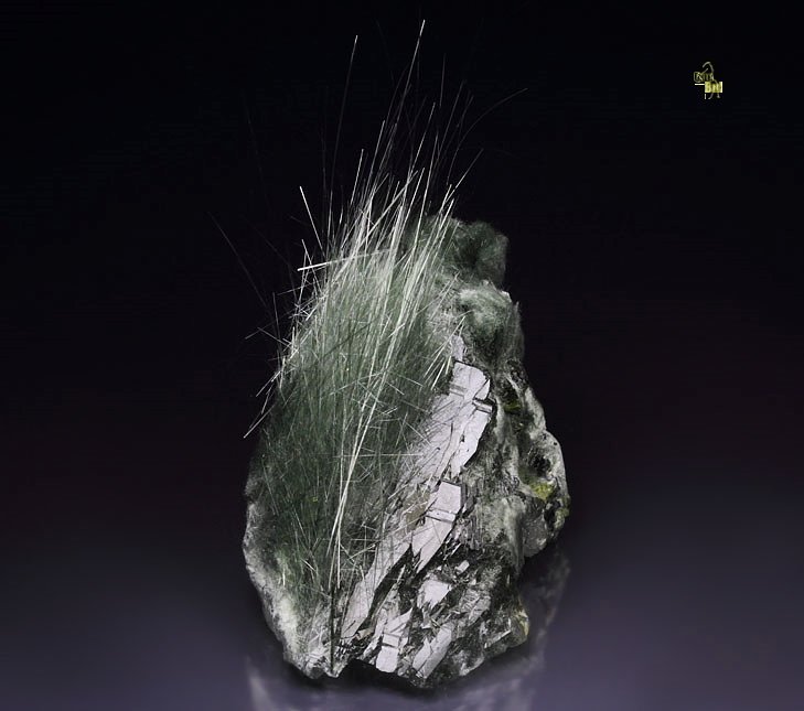 AMPHIBOLE GROUP var. BYSSOLITE, QUARTZ