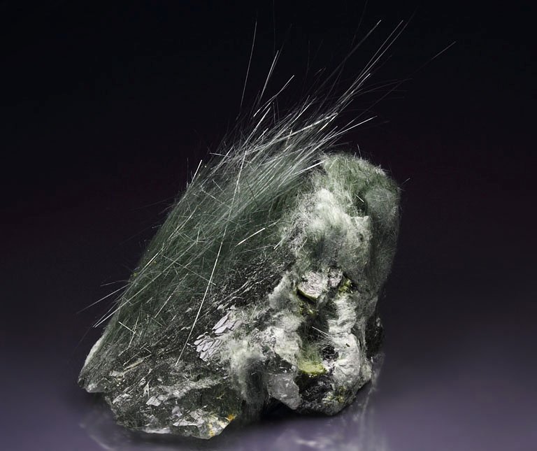 AMPHIBOLE GROUP var. BYSSOLITE, QUARTZ