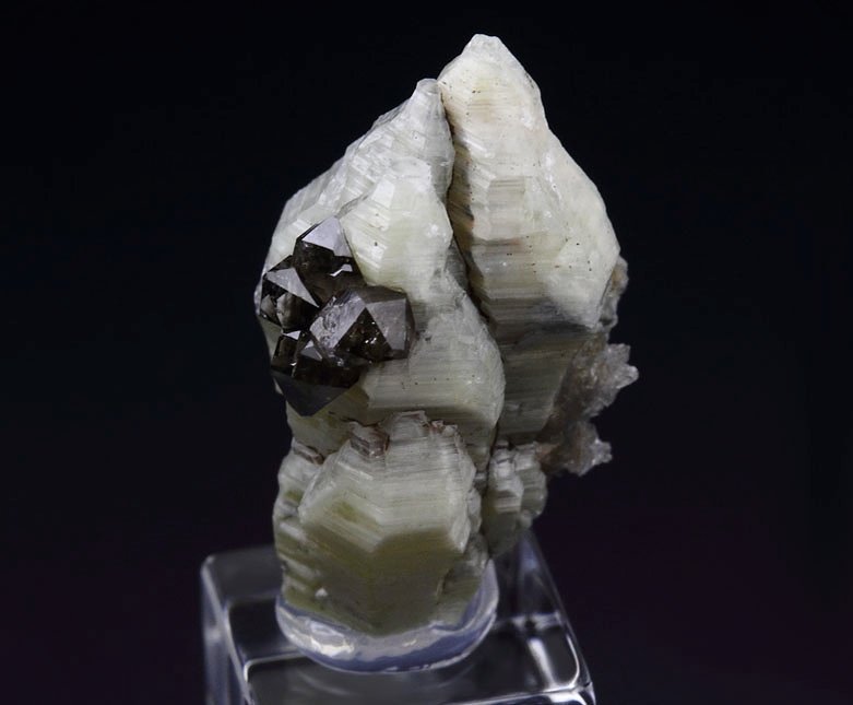 WELOGANITE, QUARTZ var. SMOKY