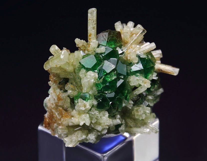 gem GARNET var. GROSSULAR var. CHROMIAN, DIOPSIDE, CHROMITE