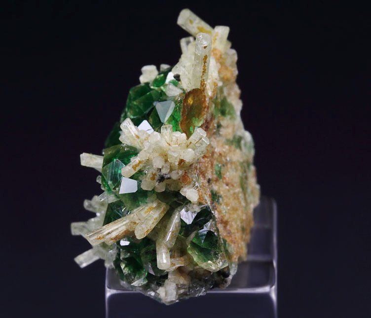 gem GARNET var. GROSSULAR var. CHROMIAN, DIOPSIDE, CHROMITE