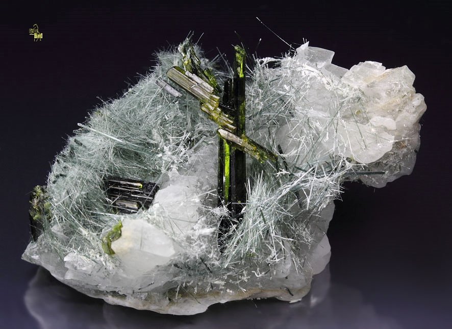 EPIDOTE, AMPHIBOLE GROUP var. BYSSOLITE, CALCITE