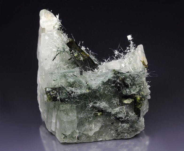 EPIDOTE, AMPHIBOLE GROUP var. BYSSOLITE, CALCITE