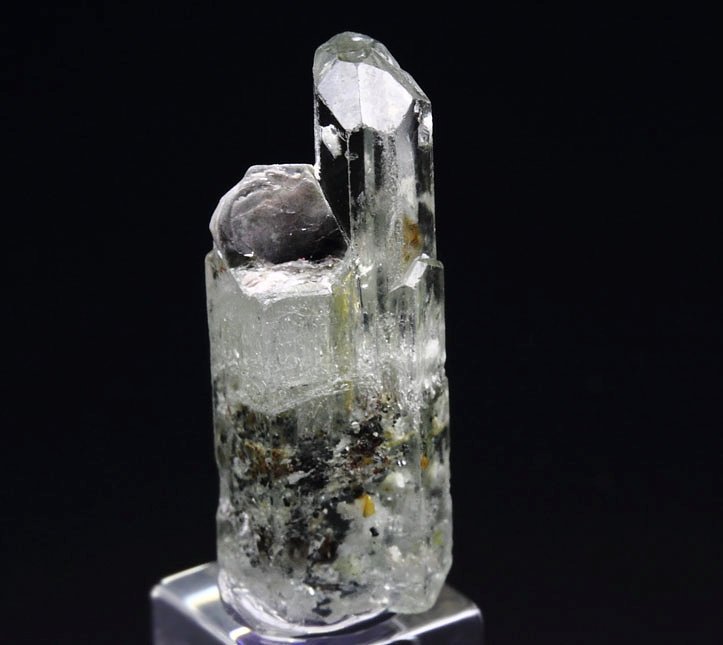 gem BERYL var. AQUAMARINE with HEMATITE inclusions, MUSCOVITE