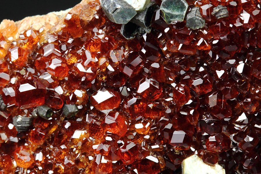 gem GARNET var. HESSONITE, CLINOCHLORE