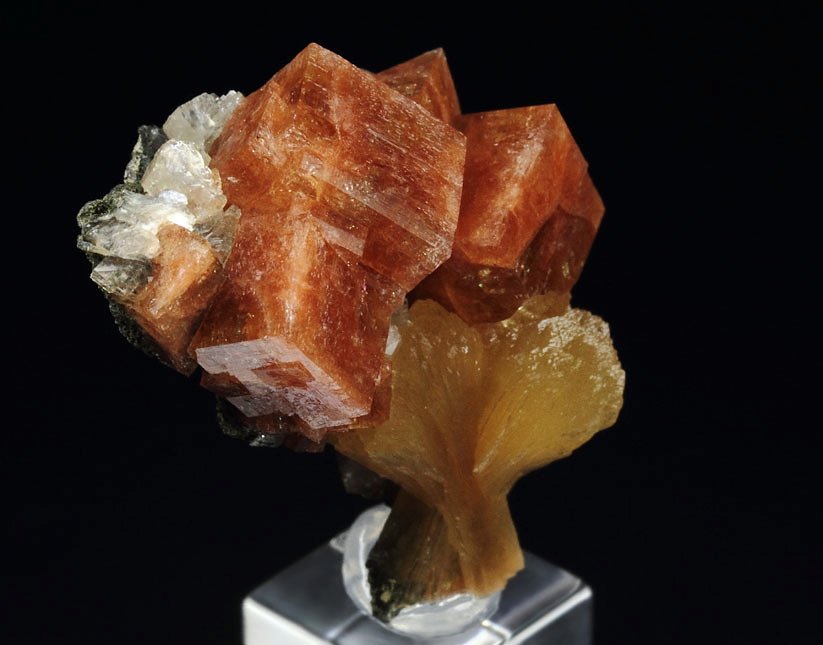 CHABAZITE, STILBITE, HEULANDITE