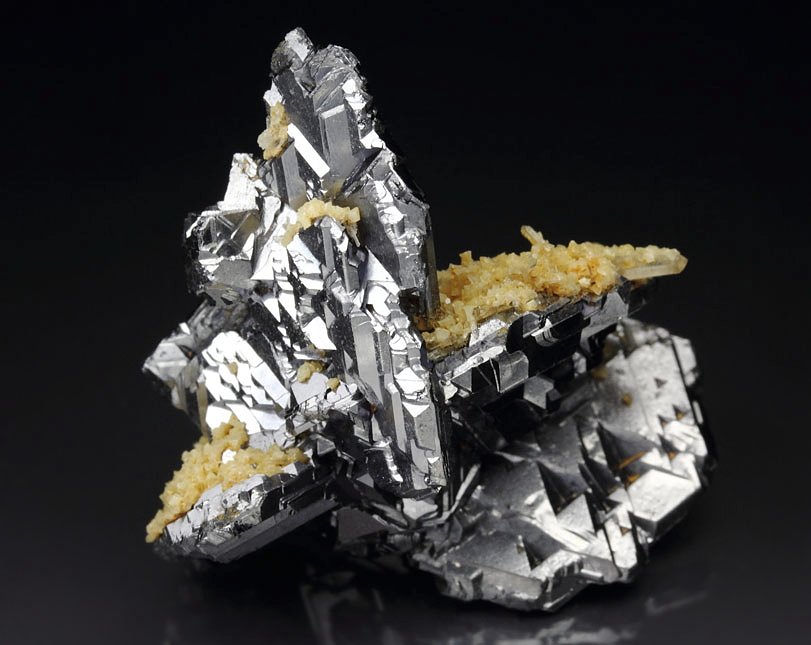 GALENA - SPINEL LAW TWIN, QUARTZ, CALCITE