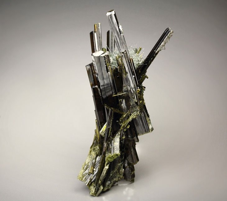 gemmy EPIDOTE, AMPHIBOLE GROUP var. BYSSOLITE, ALBITE