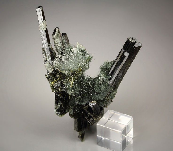 gemmy EPIDOTE, AMPHIBOLE GROUP var. BYSSOLITE, ALBITE