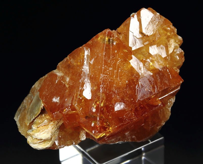 gem SCHEELITE, MUSCOVITE