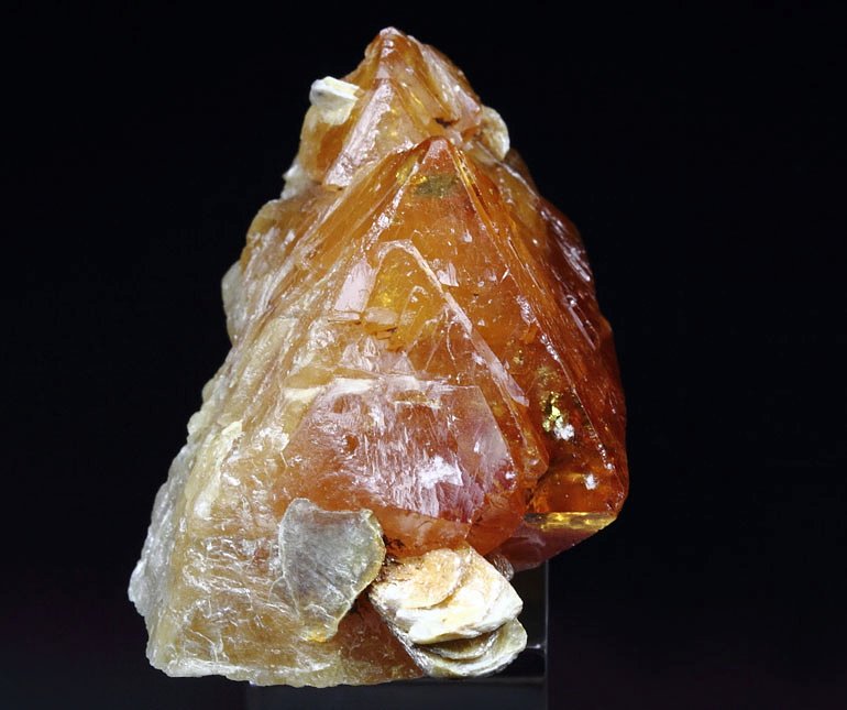 gem SCHEELITE, MUSCOVITE