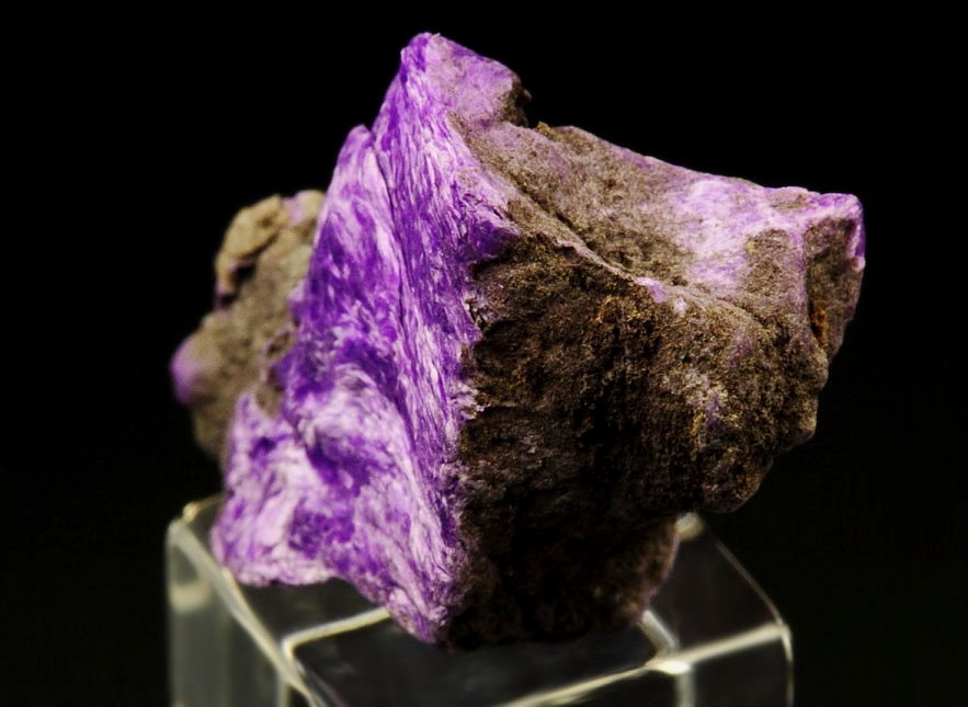 crystallized SUGILITE