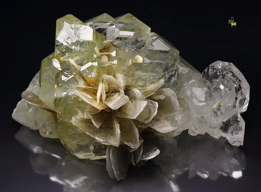 gem BERYL var. GOSHENITE, MUSCOVITE