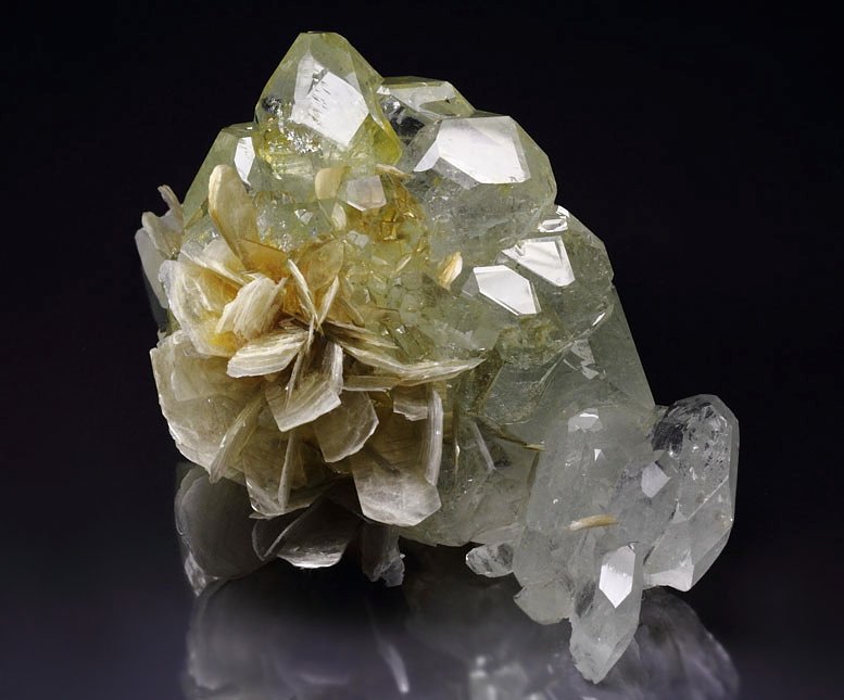 gem BERYL var. GOSHENITE, MUSCOVITE