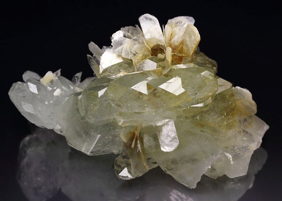 gem BERYL var. GOSHENITE, MUSCOVITE