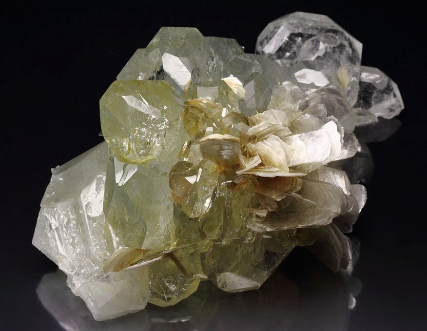 gem BERYL var. GOSHENITE, MUSCOVITE