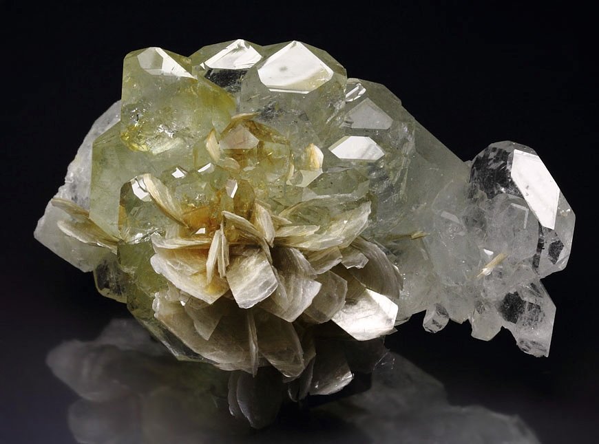 gem BERYL var. GOSHENITE, MUSCOVITE