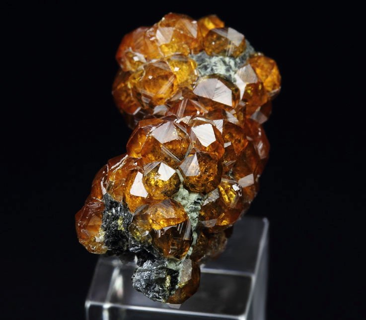 gem GARNET var. SPESSARTINE, MUSCOVITE