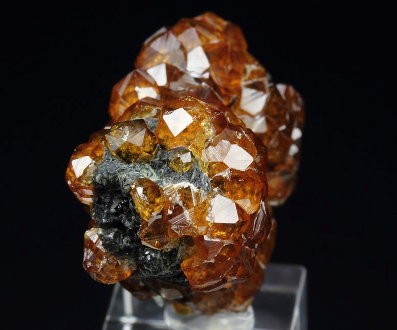 gem GARNET var. SPESSARTINE, MUSCOVITE