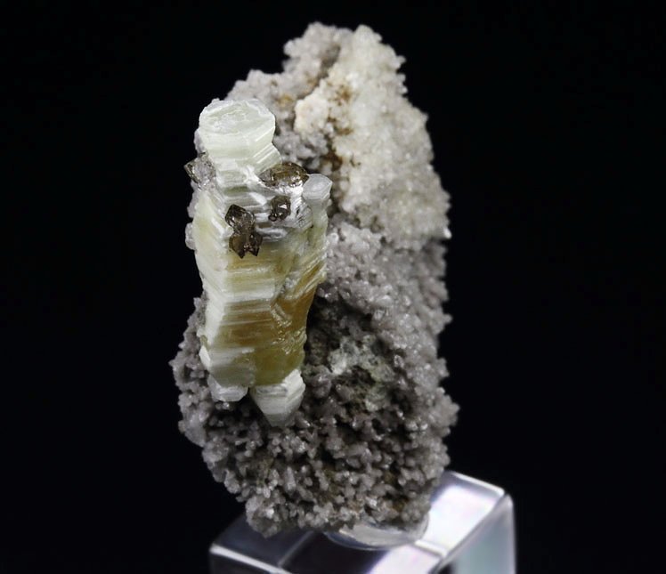 WELOGANITE, QUARTZ var. SMOKY