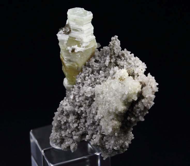 WELOGANITE, QUARTZ var. SMOKY