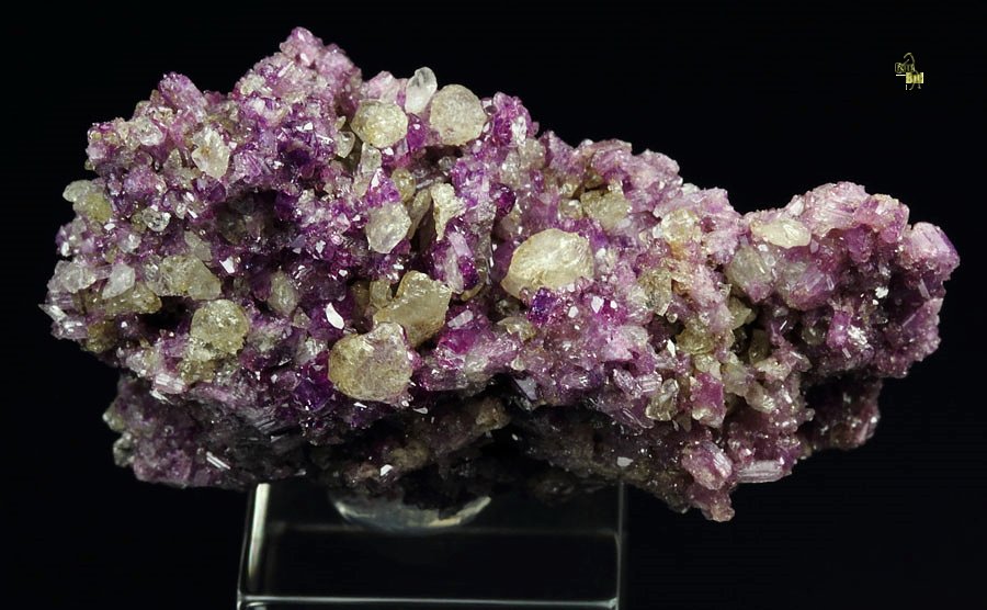 VESUVIANITE var. MANGANOAN, GARNET var. GROSSULAR