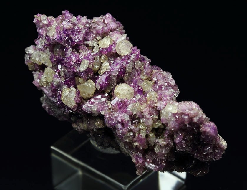 VESUVIANITE var. MANGANOAN, GARNET var. GROSSULAR