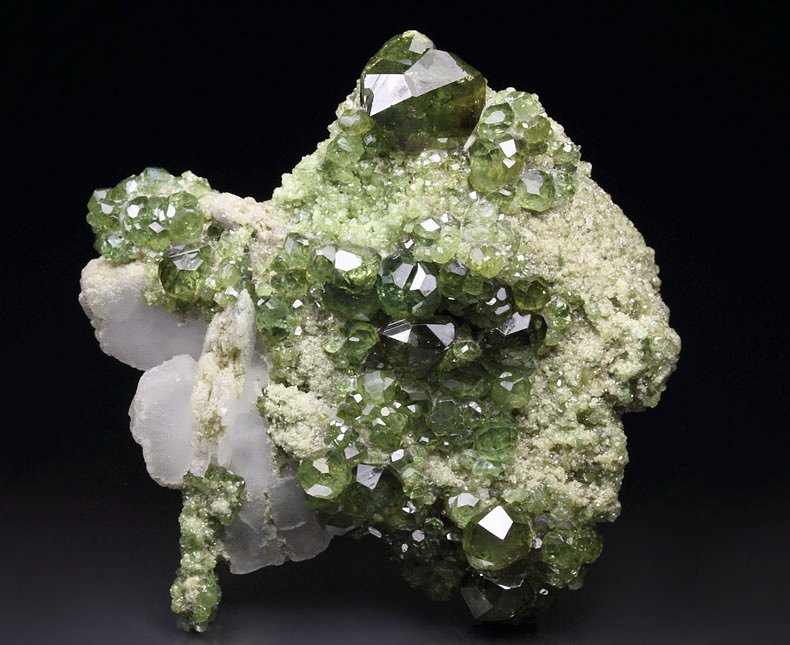 gem GARNET var. ANDRADITE var. DEMANTOID, CALCITE