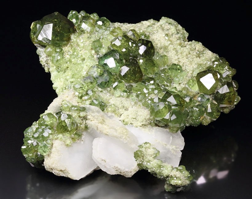 gem GARNET var. ANDRADITE var. DEMANTOID, CALCITE