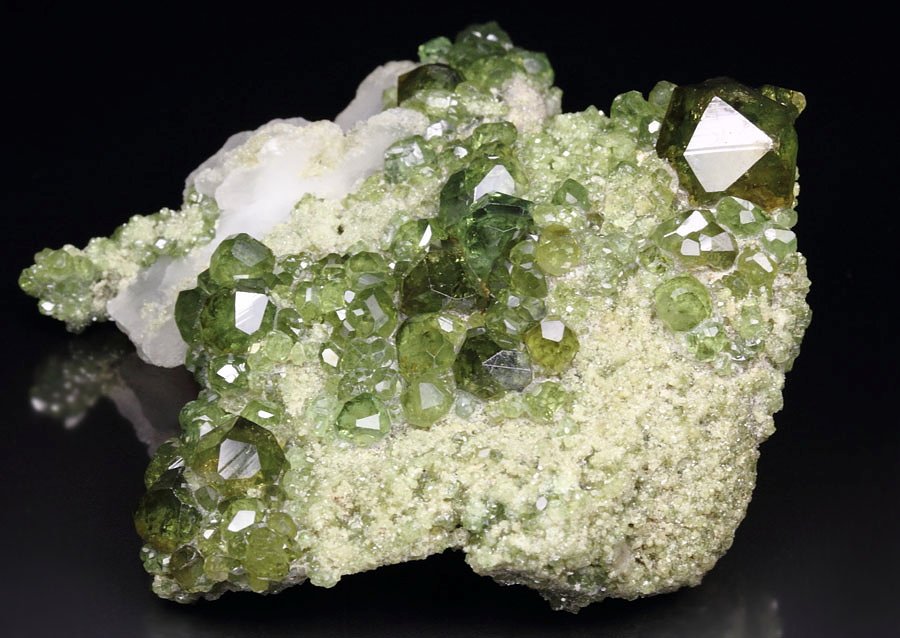 gem GARNET var. ANDRADITE var. DEMANTOID, CALCITE