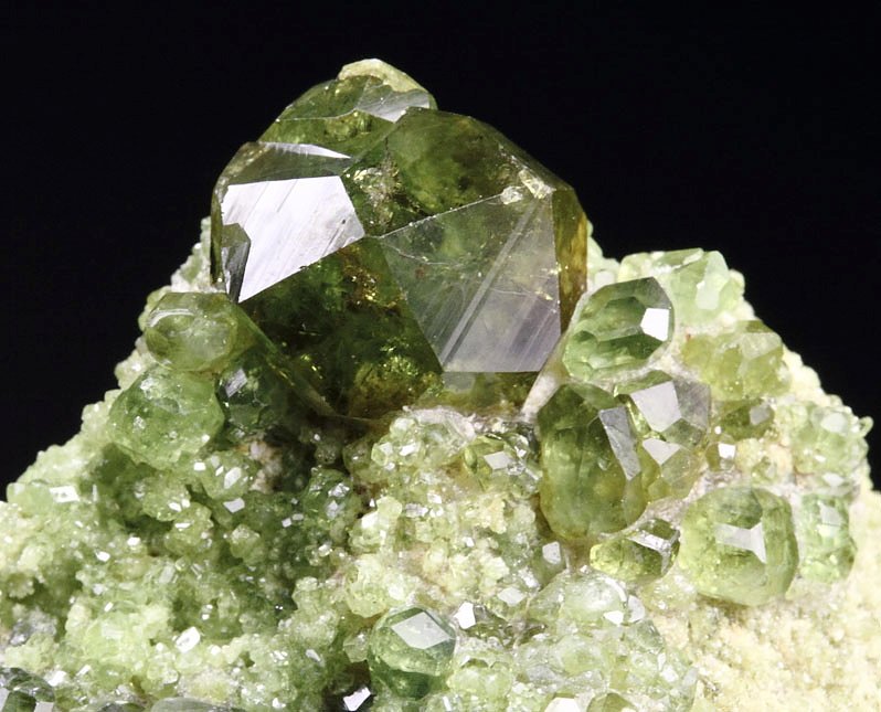 gem GARNET var. ANDRADITE var. DEMANTOID, CALCITE