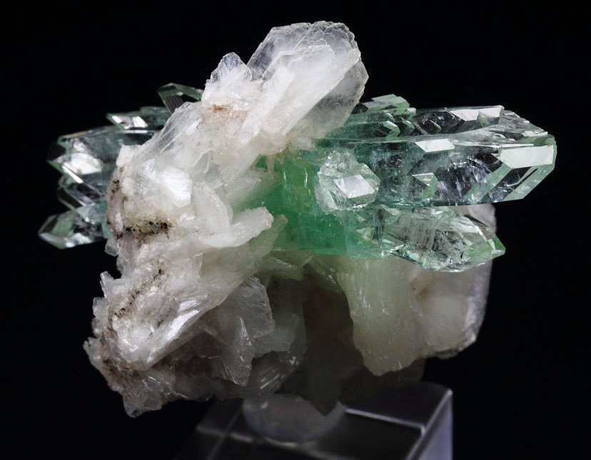 gem FLUORAPOPHYLLITE-(K) bow tie, STILBITE