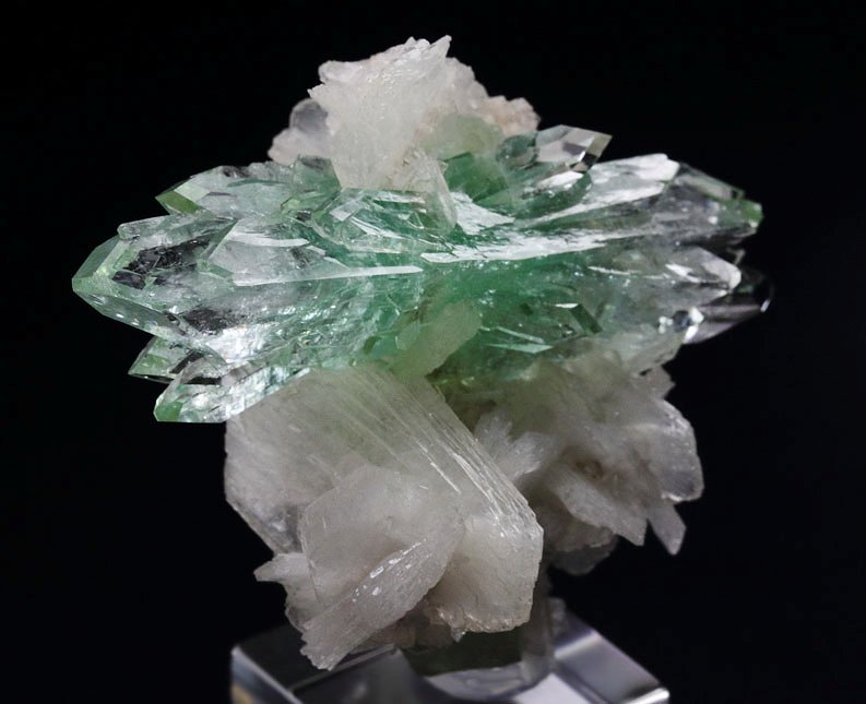 gem FLUORAPOPHYLLITE-(K) bow tie, STILBITE