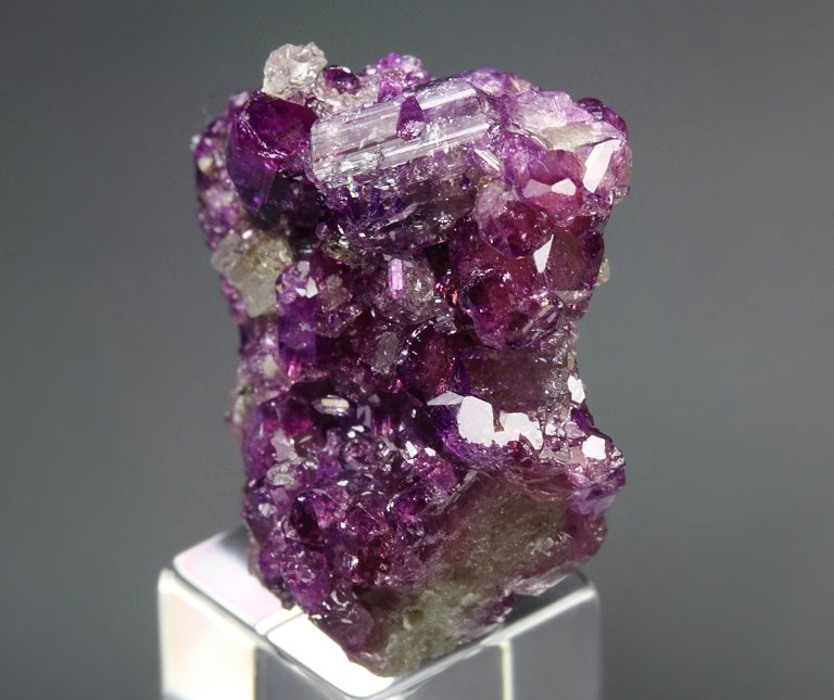 VESUVIANITE var. MANGANOAN, GARNET var. GROSSULAR