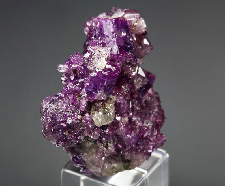 VESUVIANITE var. MANGANOAN, GARNET var. GROSSULAR